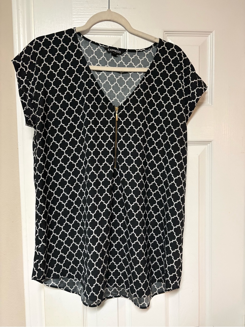 Express Black White Quatrefoil Lattice V-Neck Gold Half Zip Blouse Size L